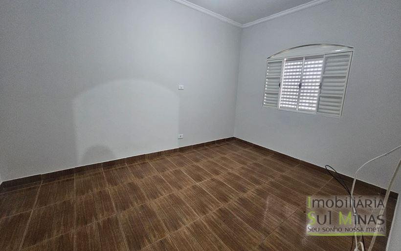 Casa Plana de Esquina no Centro Para Locação em Cambuí MG COD2203 (16)