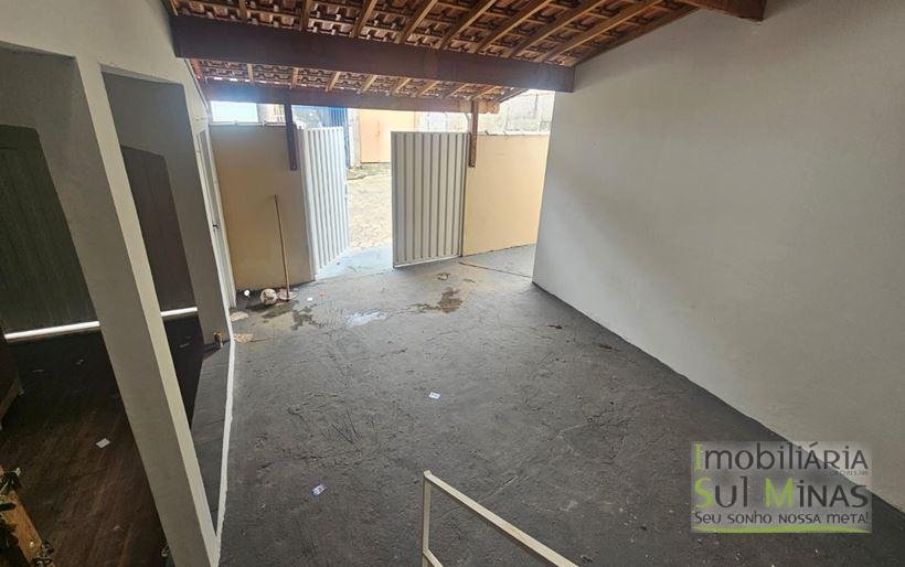 Casa Plana de Esquina no Centro Para Locação em Cambuí MG COD2203 (2)