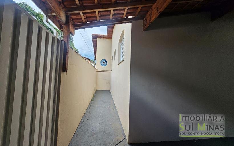 Casa Plana de Esquina no Centro Para Locação em Cambuí MG COD2203 (3)