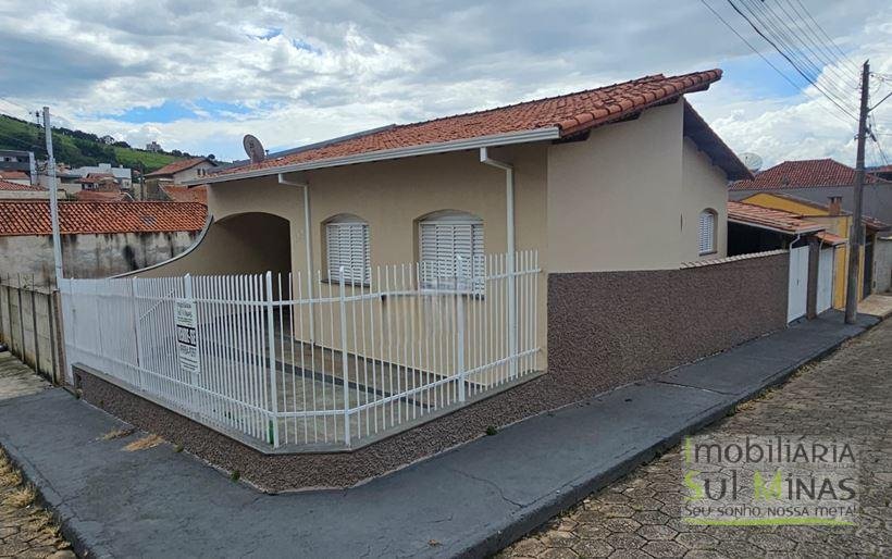 Casa Plana de Esquina no Centro Para Locação em Cambuí MG COD2203 (4)