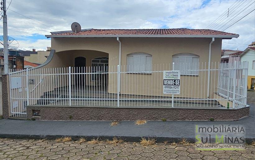 Casa Plana de Esquina no Centro Para Locação em Cambuí MG COD2203 (5)