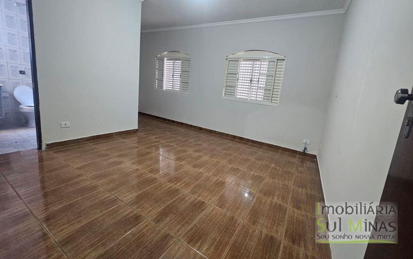 Casa Plana de Esquina no Centro Para Locação em Cambuí MG COD2203 (8)