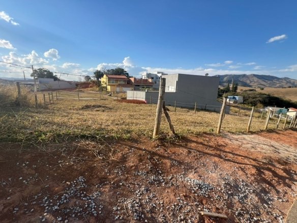 Lote com 235,98 m² Plano em Ótima Localização À Venda em Córrego do Bom Jesus COD2254 (1)