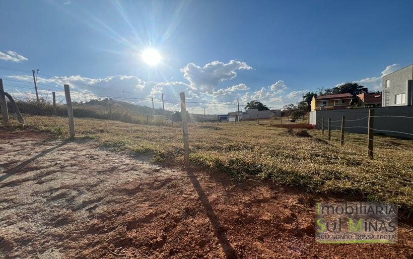 Lote com 235,98 m² Plano em Ótima Localização À Venda em Córrego do Bom Jesus COD2254 (2)