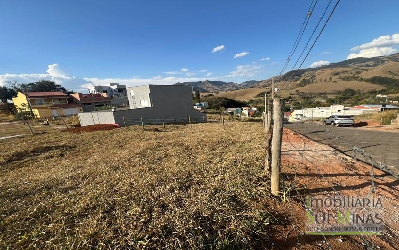 Lote com 235,98 m² Plano em Ótima Localização À Venda em Córrego do Bom Jesus COD2254 (4)