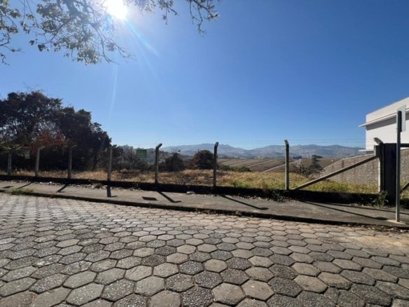 Lote de 900m a venda em bairro nobre de Cambuí COD2238 (2)