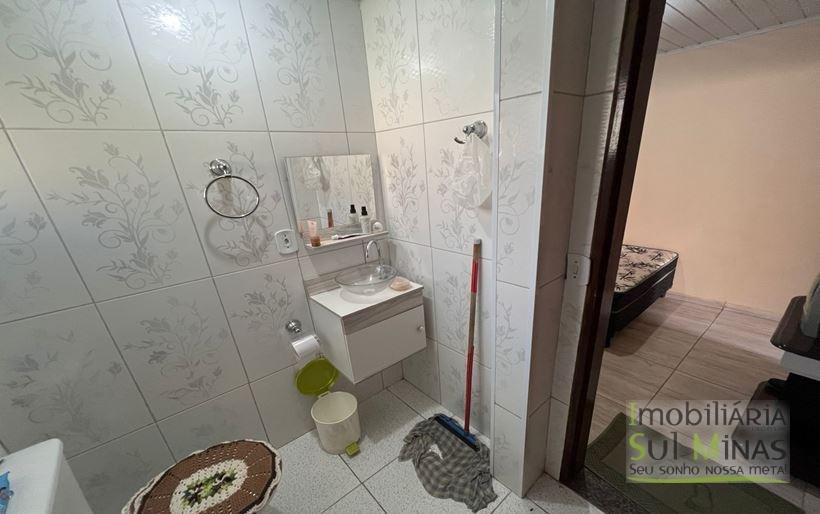 Casa com 381 m² de terreno e lago de peixe à Venda em Cambuí MG Cód. 2040 (10)