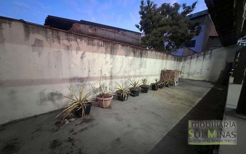 Casa plana a 800metros do centro a venda em Cambui MG COD2263 (1)