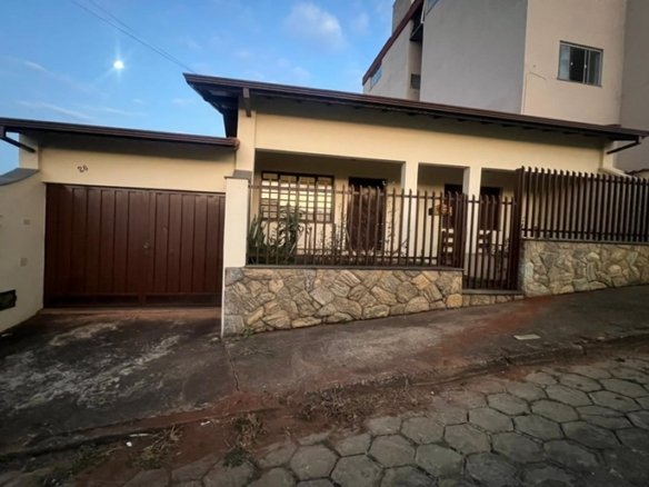 Casa plana a 800metros do centro a venda em Cambui MG COD2263 (12)