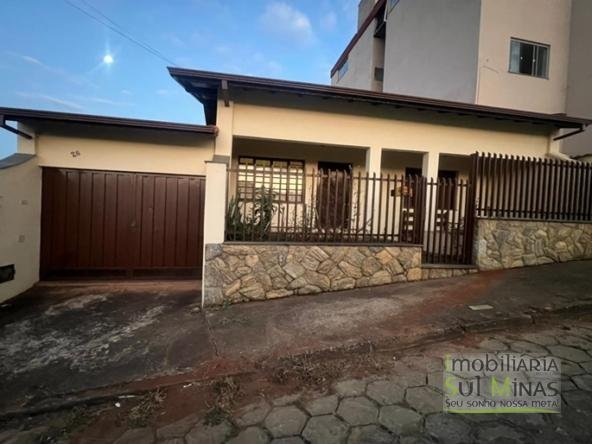 Casa plana a 800metros do centro a venda em Cambui MG COD2263 (12)