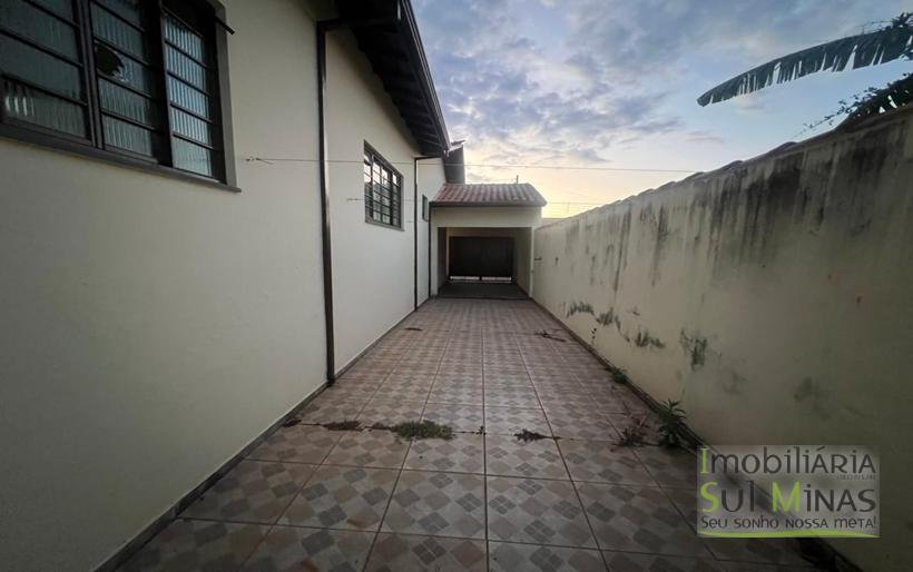 Casa plana a 800metros do centro a venda em Cambui MG COD2263 (4)