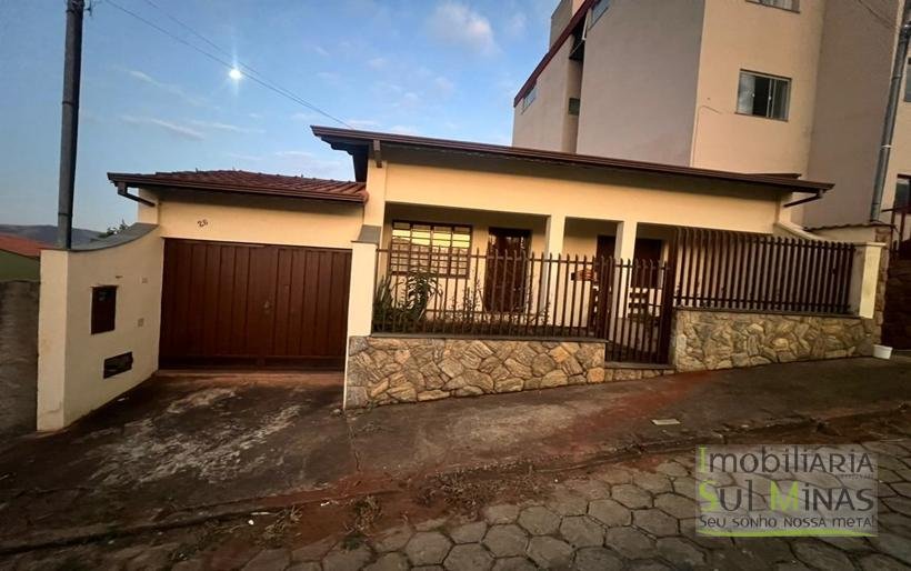 Casa plana a 800metros do centro a venda em Cambui MG COD2263 (9)