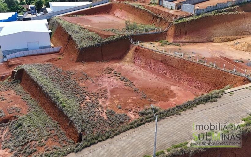 Área Industrial com 2000m ² à Venda em Cambuí MG COD2300 (2)