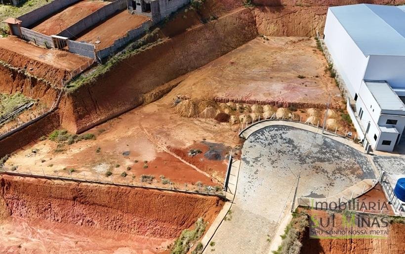 Área industrial com 5500m ² à Venda em Cambuí MG COD2299 (3)