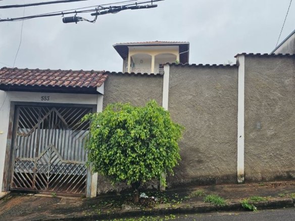 Casa com 3 dormitórios e espaço para área gourmet à Venda em Cambuí MG Cód. 2078 (3)