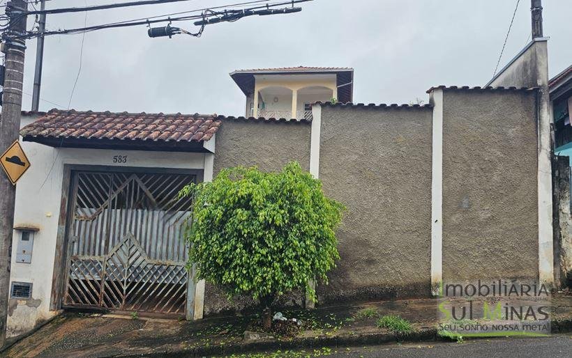 Casa com 3 dormitórios e espaço para área gourmet à Venda em Cambuí MG Cód. 2078 (3)