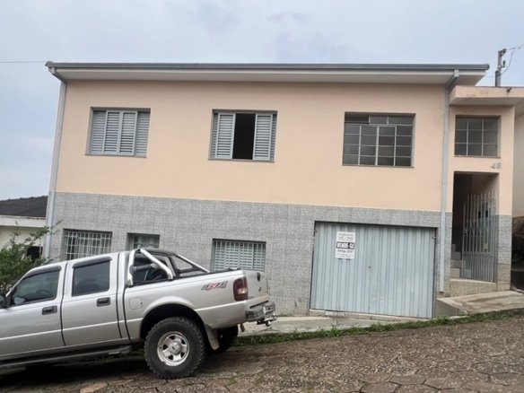 Casa com Duas Moradas Próxima ao Centro À Venda em Cambuí MGCOD2304