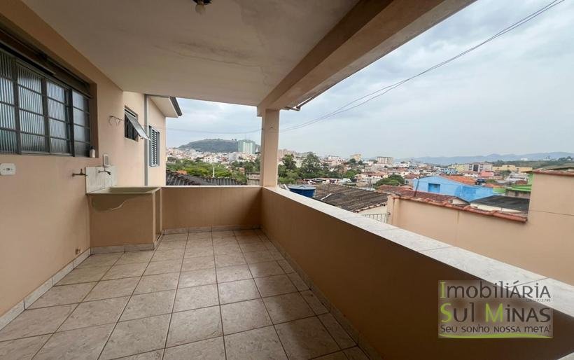 Casa com Duas Moradas Próxima ao Centro À Venda em Cambuí MGCOD2304 (9)