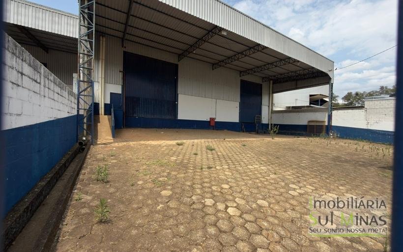 Galpão de 3.682 m² com 600 m² de pátio para locação em Cambuí MG Cód. 2006 (19)