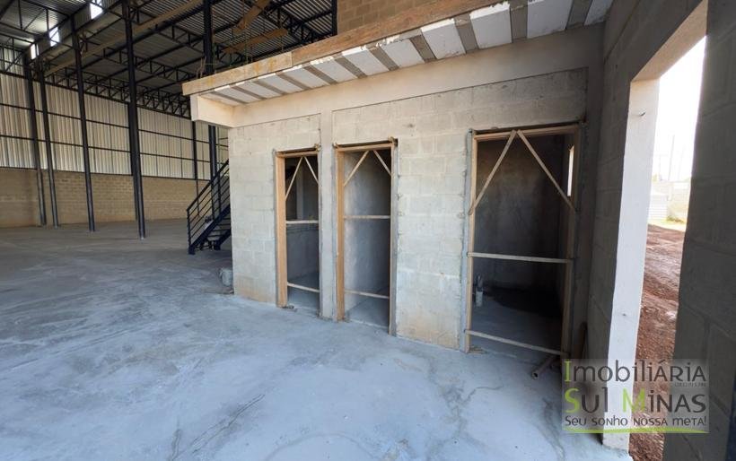 Galpão para Locação em CambuíMG – 1.000 m² Moduláveis, Pé Direito de 8m, Pátio COD2 (16)