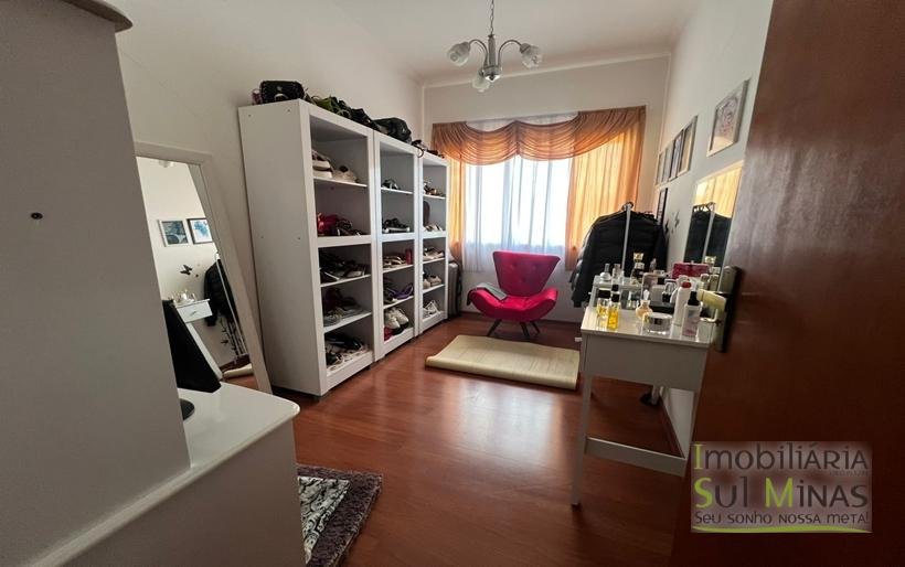 Sobrado a Venda com Ótima Localização em Cambuí MG Cód. 1755 (11)