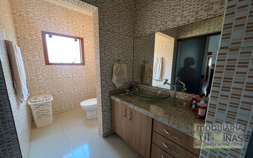 Sobrado a Venda com Ótima Localização em Cambuí MG Cód. 1755 (16)