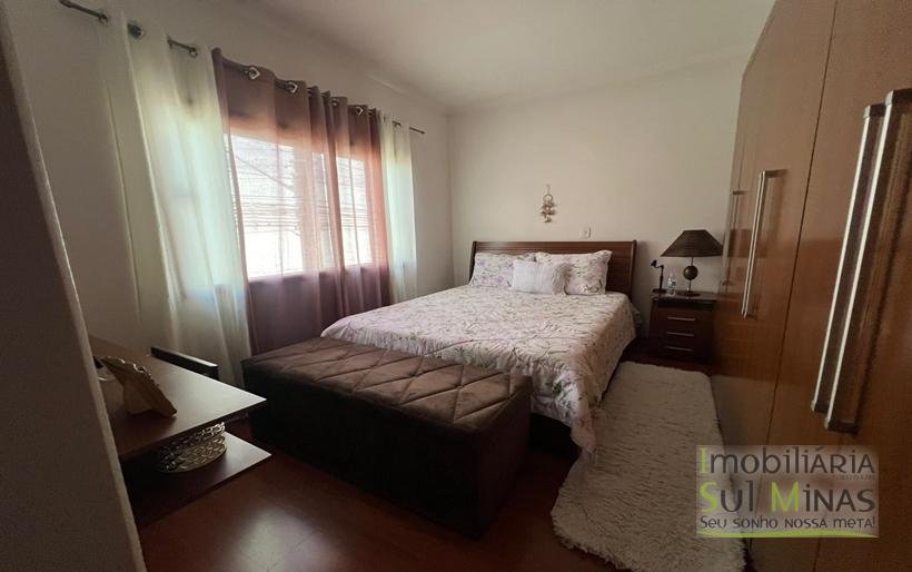 Sobrado a Venda com Ótima Localização em Cambuí MG Cód. 1755 (17)