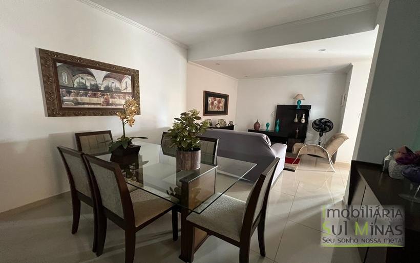 Sobrado a Venda com Ótima Localização em Cambuí MG Cód. 1755 (2)