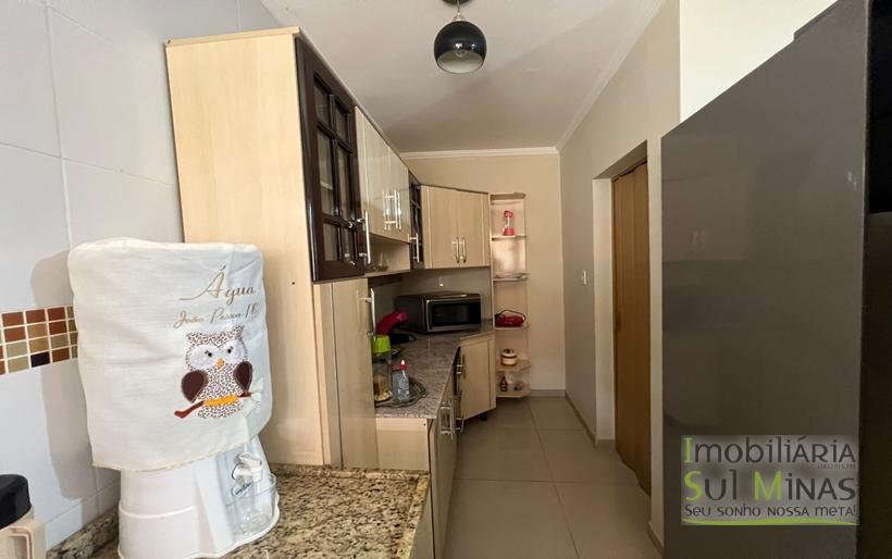 Sobrado a Venda com Ótima Localização em Cambuí MG Cód. 1755 (8)