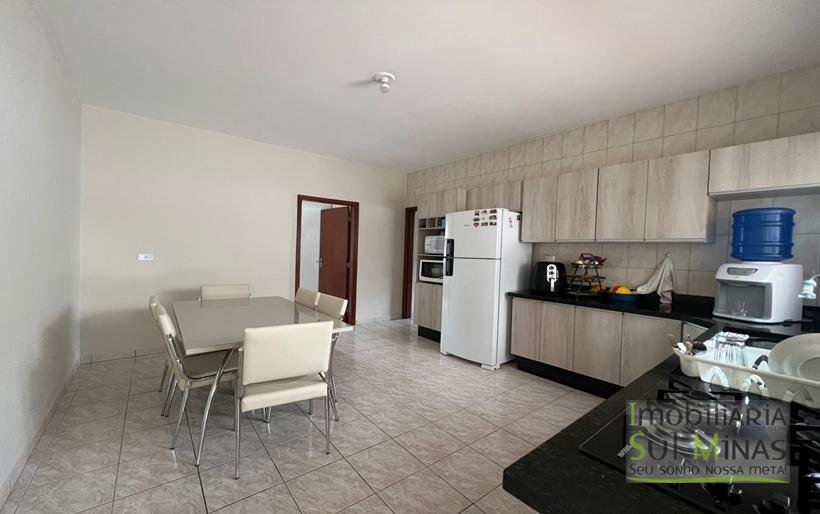 Casa com 3 dormitórios em Ótimo Bairro À Venda em Cambuí MG COD2307 (4)