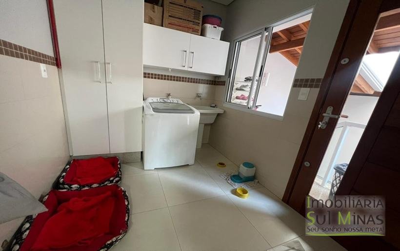 Casa de Alto Padrão com 3 Suítes à Venda em CambuíMG Sofisticação, Conforto COD2322 (45)