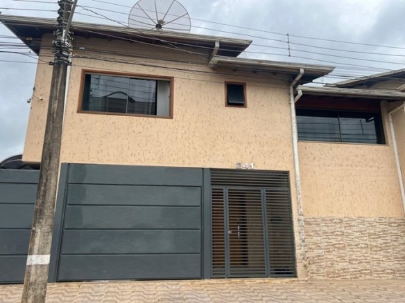 Sobrado à Venda com Ótima Localização em Cambuí MG