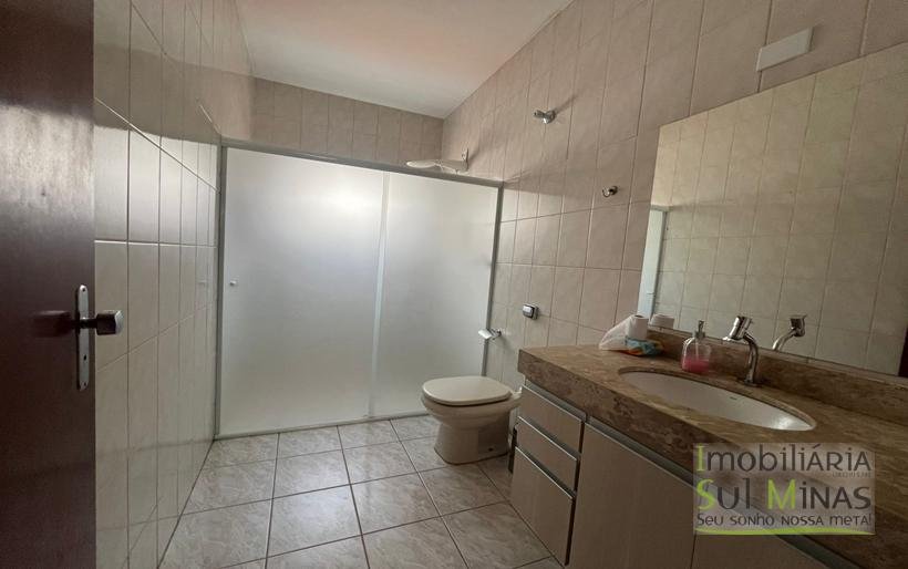 Casa com 3 dormitórios em Ótimo Bairro À Venda em Cambuí MG COD2307 (2)