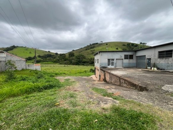 Chácara de 5000m ² com barracão e moradia as margens da Fernão DiasCOD2324 (15)