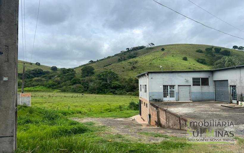 Chácara de 5000m ² com barracão e moradia as margens da Fernão DiasCOD2324 (18)