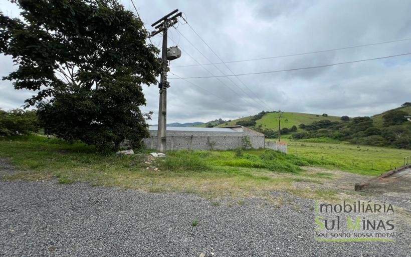 Chácara de 5000m ² com barracão e moradia as margens da Fernão DiasCOD2324 (23)