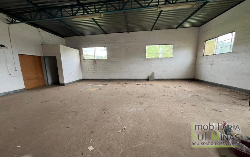 Chácara de 5000m ² com barracão e moradia as margens da Fernão DiasCOD2324 (26)