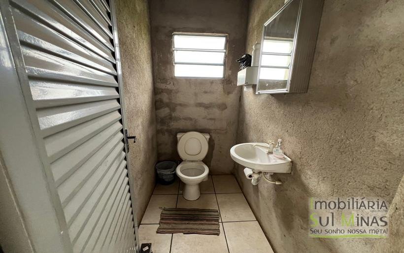 Chácara de 5000m ² com barracão e moradia as margens da Fernão DiasCOD2324 (29)