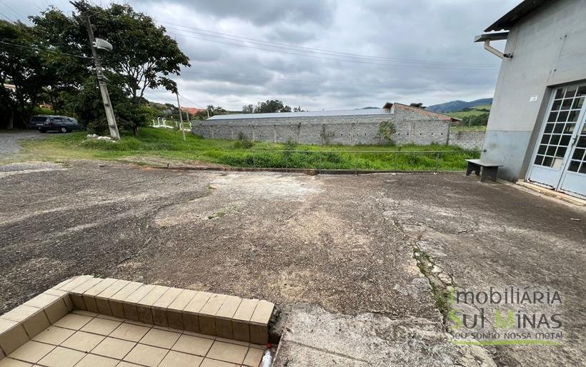 Chácara de 5000m ² com barracão e moradia as margens da Fernão DiasCOD2324 (32)