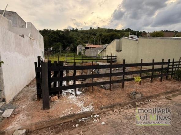 Lote Plano de 128m ² à Venda no Córrego do Bom Jesus COD2330 (1)