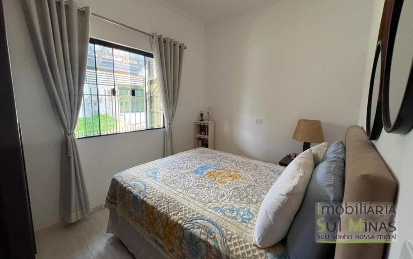 Casa Plana à Venda em Córrego do Bom Jesus em Excelente Bairro! (13) COD2393