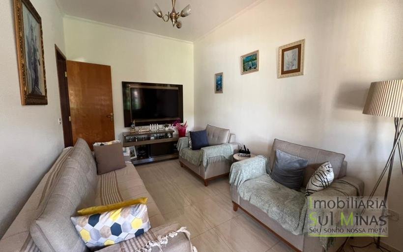 Casa Plana à Venda em Córrego do Bom Jesus em Excelente Bairro! (16) COD2393