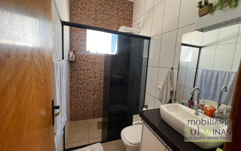 Casa Plana à Venda em Córrego do Bom Jesus em Excelente Bairro! (17) COD2393