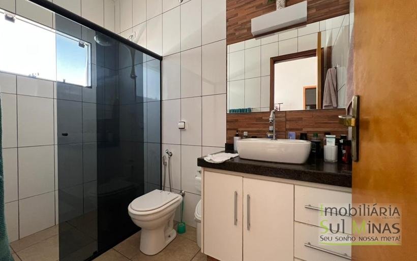 Casa Plana à Venda em Córrego do Bom Jesus em Excelente Bairro! (18) COD2393