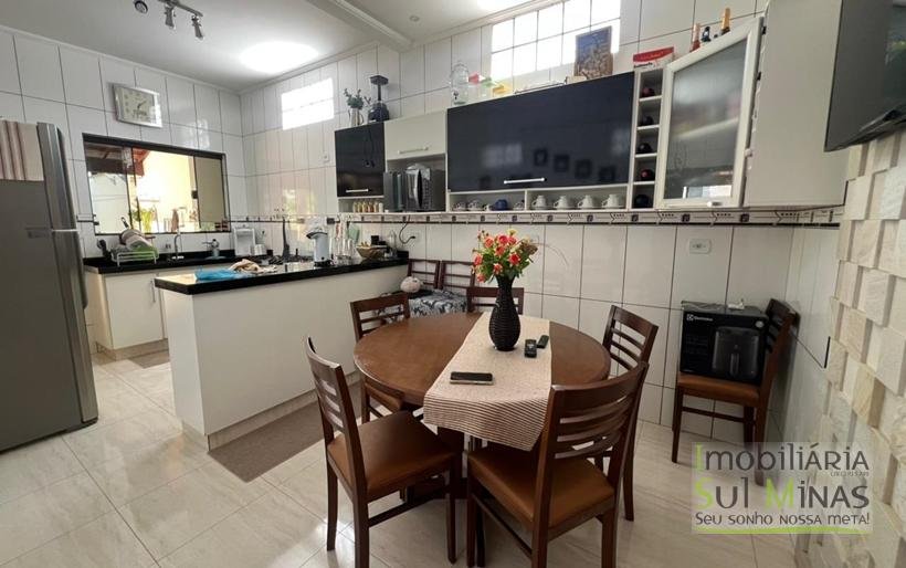 Casa Plana à Venda em Córrego do Bom Jesus em Excelente Bairro! (19) COD2393
