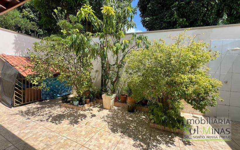 Casa Plana à Venda em Córrego do Bom Jesus em Excelente Bairro! (21) COD2393