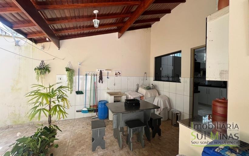 Casa Plana à Venda em Córrego do Bom Jesus em Excelente Bairro! (22) COD2393