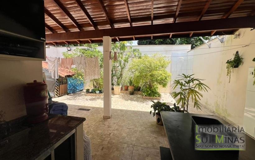 Casa Plana à Venda em Córrego do Bom Jesus em Excelente Bairro! (24) COD2393