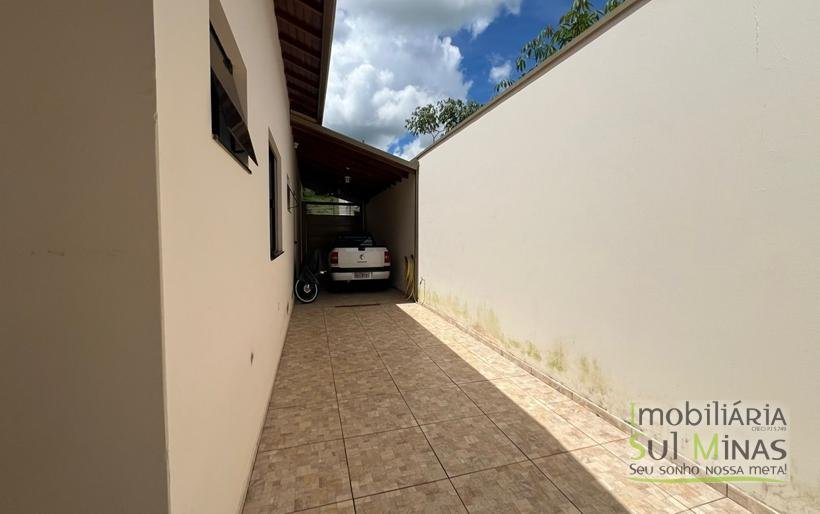 Casa Plana à Venda em Córrego do Bom Jesus em Excelente Bairro! (25) COD2393