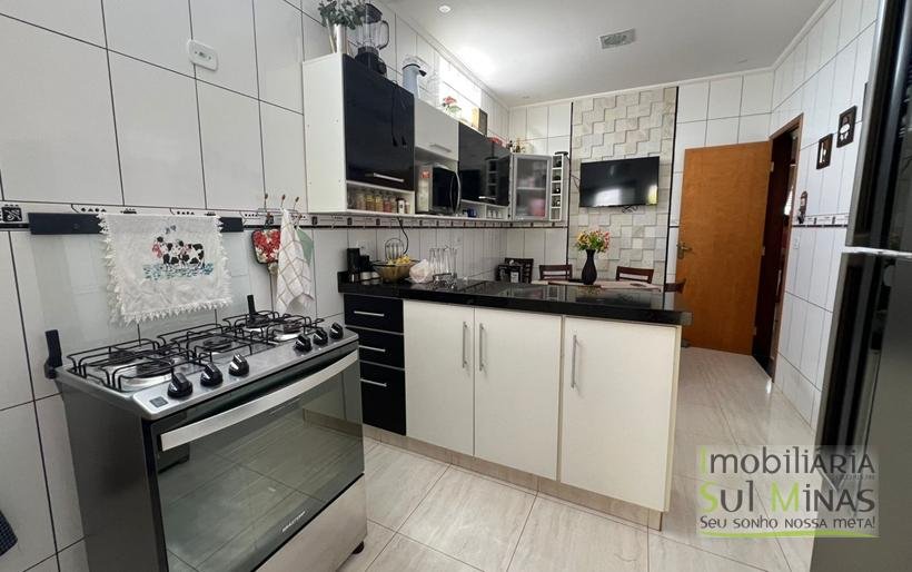 Casa Plana à Venda em Córrego do Bom Jesus em Excelente Bairro! (26) COD2393
